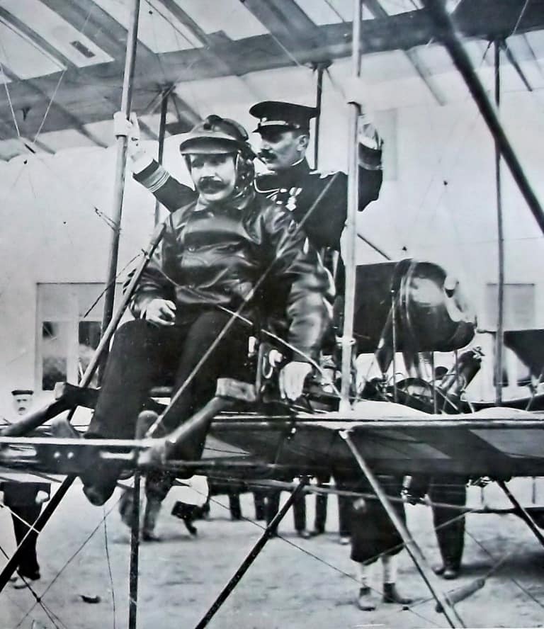 Участник бомбардировки железнодорожной станции Карагач 12 (25) ноября 1912 г. русский авиатор Николай Дмитриевич Костин на переднем сиденье «Фармана»